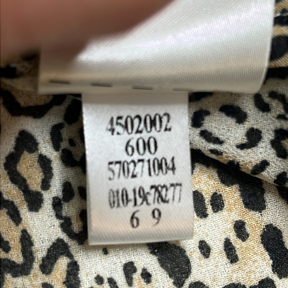 Chico's cheetah print flowy lightweight button down long sleeve Blouse,size 8/10 - Picture 9 of 15